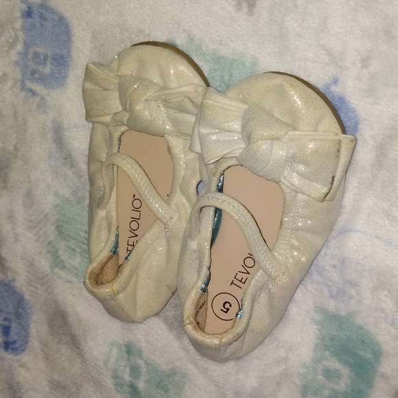 Tevolio slippers baby toddlers shoes size 5 gold new without tags - Picture 3 of 8